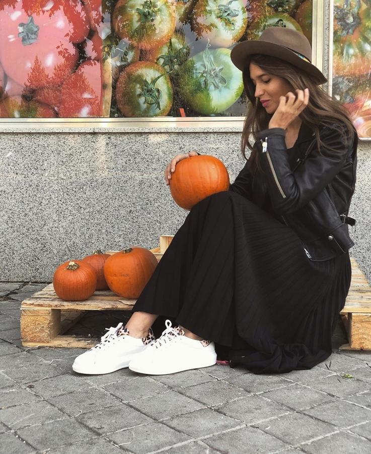 Esta temporada, Sara Carbonero también quiso unirse a la tendencia de las faldas plisadas con este modelo en color negro.