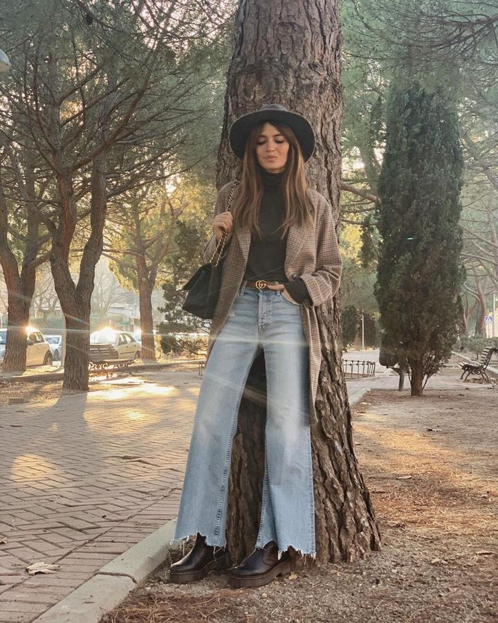 Con este outfit, Sara Carbonero se adelantó a una de las tendencias del 2020. Las botas militares sin cordones y con plataforma.