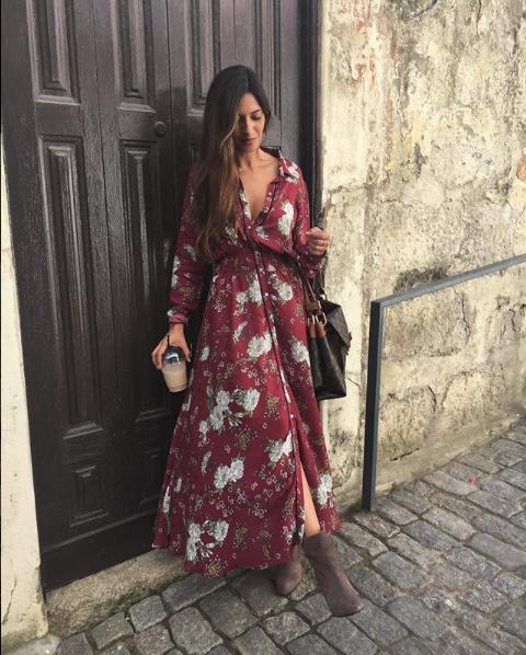 Con este look primaveral nos enamoró. Podría haber combinado el vestido con deportivas, sandalias... Pero lo hizo con botines y nos parece todo un acierto. ¡Bien hecho!