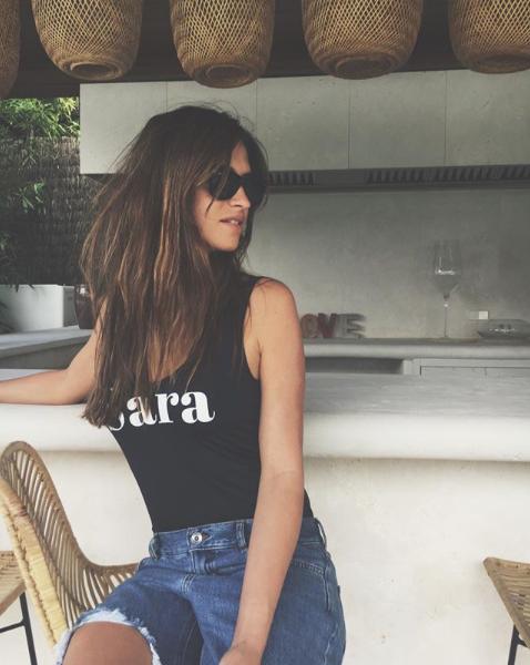 Aunque se trata de un bañador, ella le saca el máximo partido y lo aprovecha como body para un look casual.