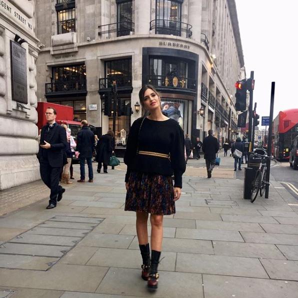 Le gusta llevar calcetines cuando luce piernas y la verdad que nos parece una apuesta de lo más acertada.