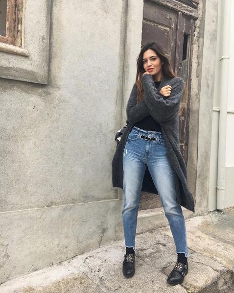 En invierno también está permitido llevar zapatos planos... Le añades unos calcetines negros y queda así. ¡Nos gusta!