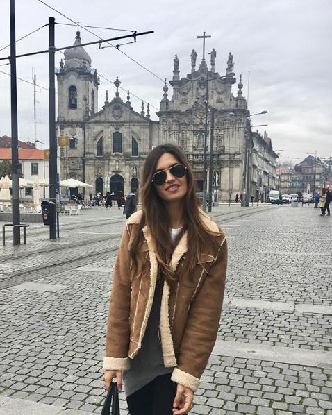 Sara aprovecha las rebajas para adelantarse las temporadas... Aquí la vemos luciendo una chaqueta de ante y borreguito que sabe combinar muy bien.