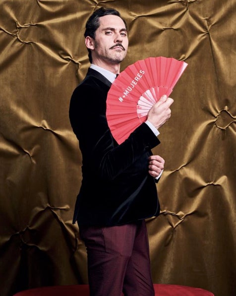 El actor y directos Paco León con el abanico reivindicativo de la Gala de los Goya 2018.
