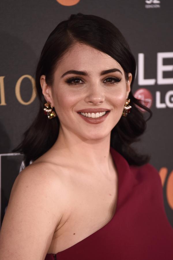 La actriz Andrea Duro con melena suelta pulida en las raíces y ondas de medias puntas. Lo combinó con pestañas XXL y labios marrones.