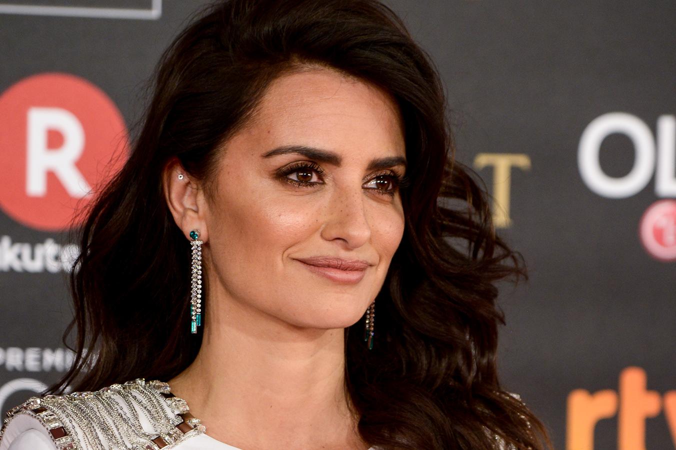 La actriz Penélope Cruz con melena suelta con ondas abiertas y raya lateral. En el rostro: sombras marrones y labios nude.