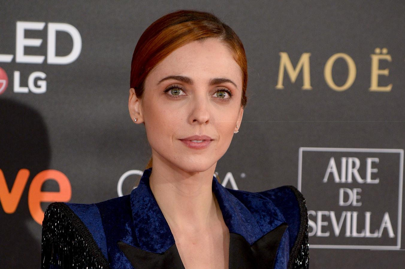 La actriz Leticia Dolera con coleta baja pulida y raya lateral. Su maquillaje: depurado, limpio y natural, con eyeliner muy fino. Maquillada por David Bello.