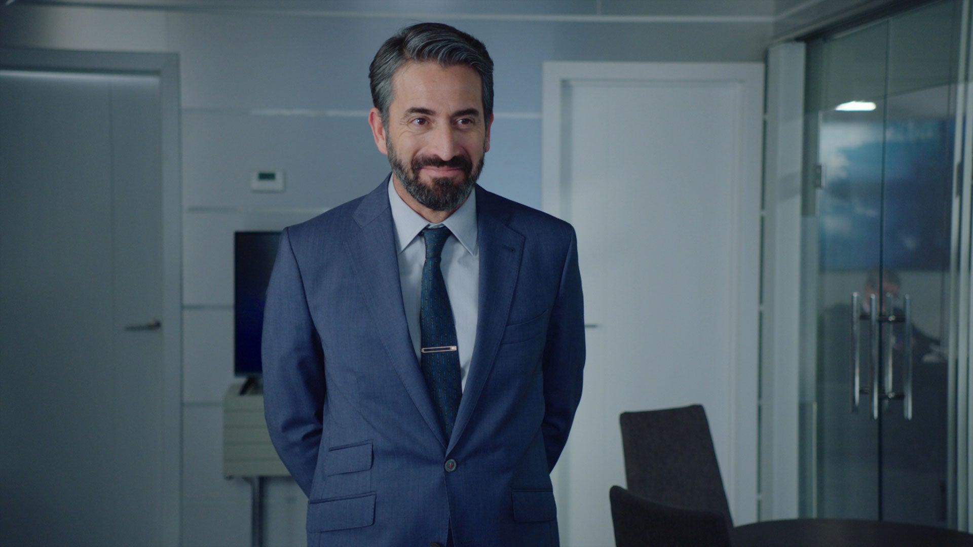 Antonio Garrido será Efe, un personaje sarcástico y machista que no soportará que su antigua secretaria sea ahora la Jefa de Inteligencia.