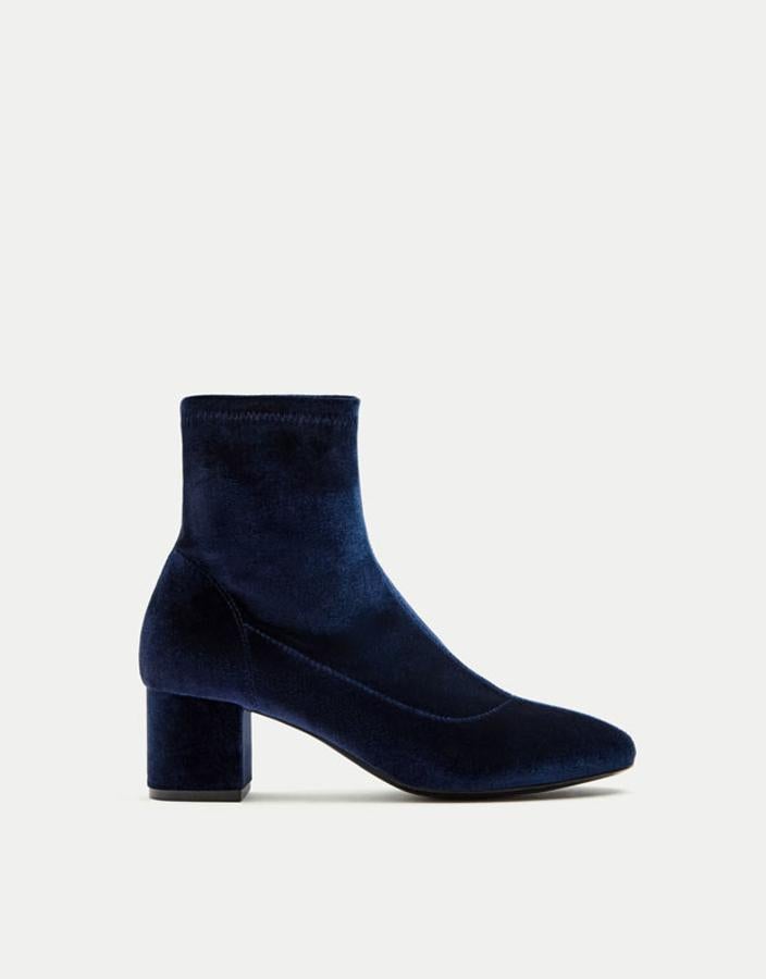 Botines de terciopelo azul marino de Pull & Bear. Precio: 9,99 euros.