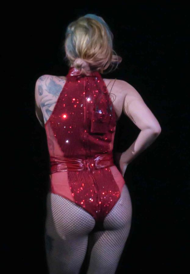 Lady Gaga muestra su trasero al público durante un concierto reciente en Los Ángeles.