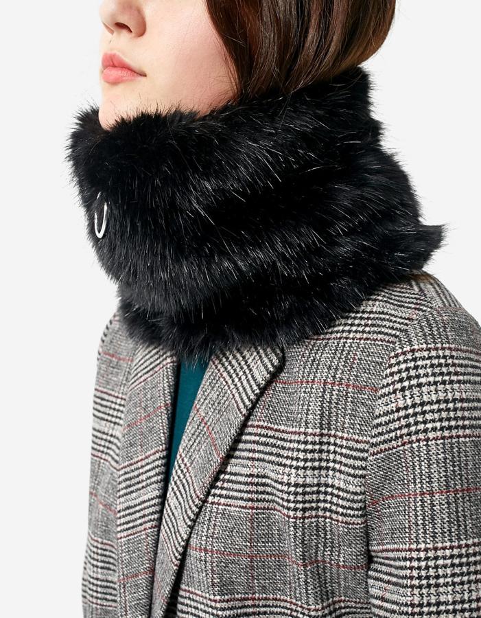 Cuello de pelo sintético de Stradivarius. Precio: 5,99 euros.