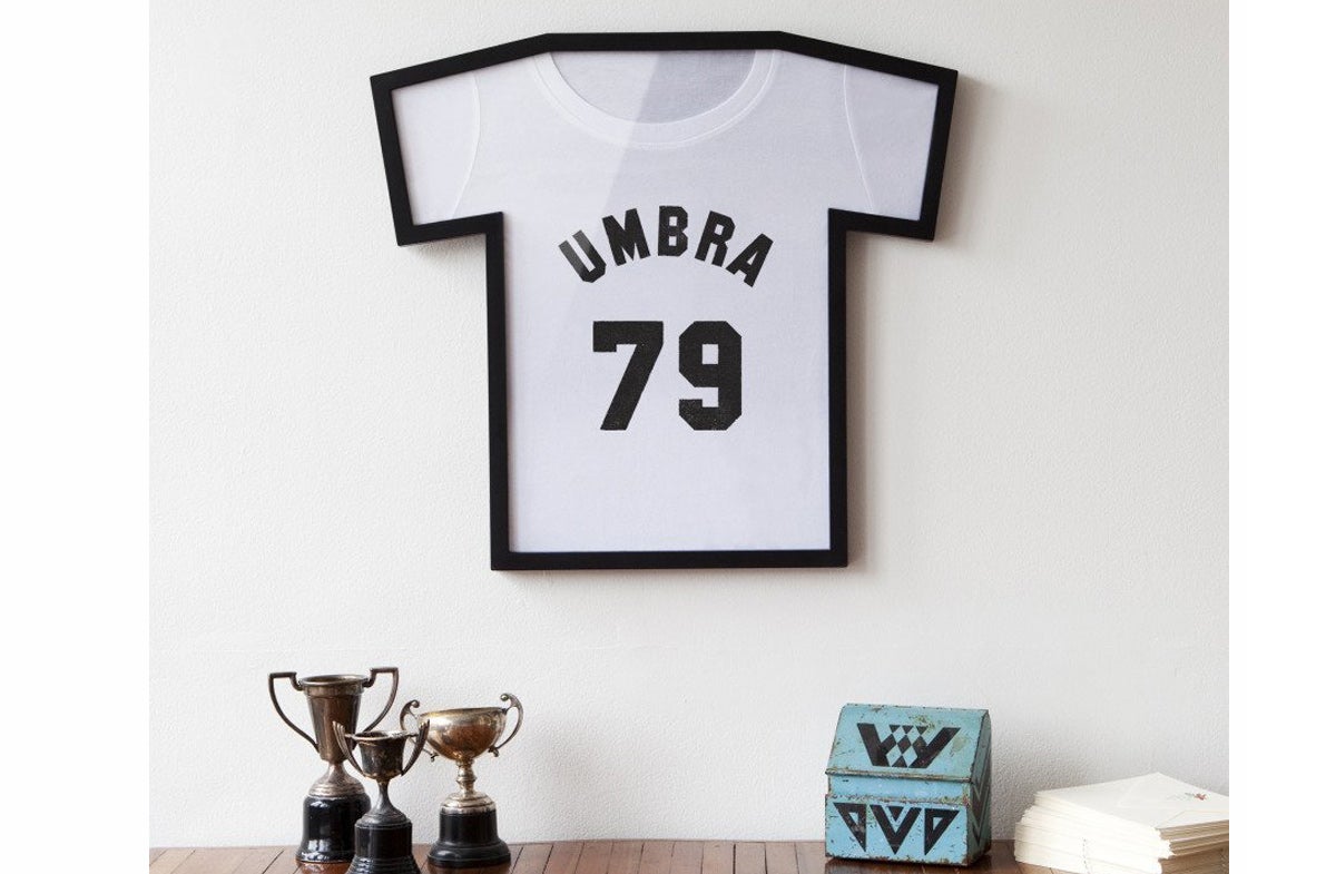 Seguro que no lo tiene, y si es así, querrá tener más de uno. Para las grupis de primera fila, los marcos para las camisetas de sus grupos favoritos son un regalo impensable y súper acertado.