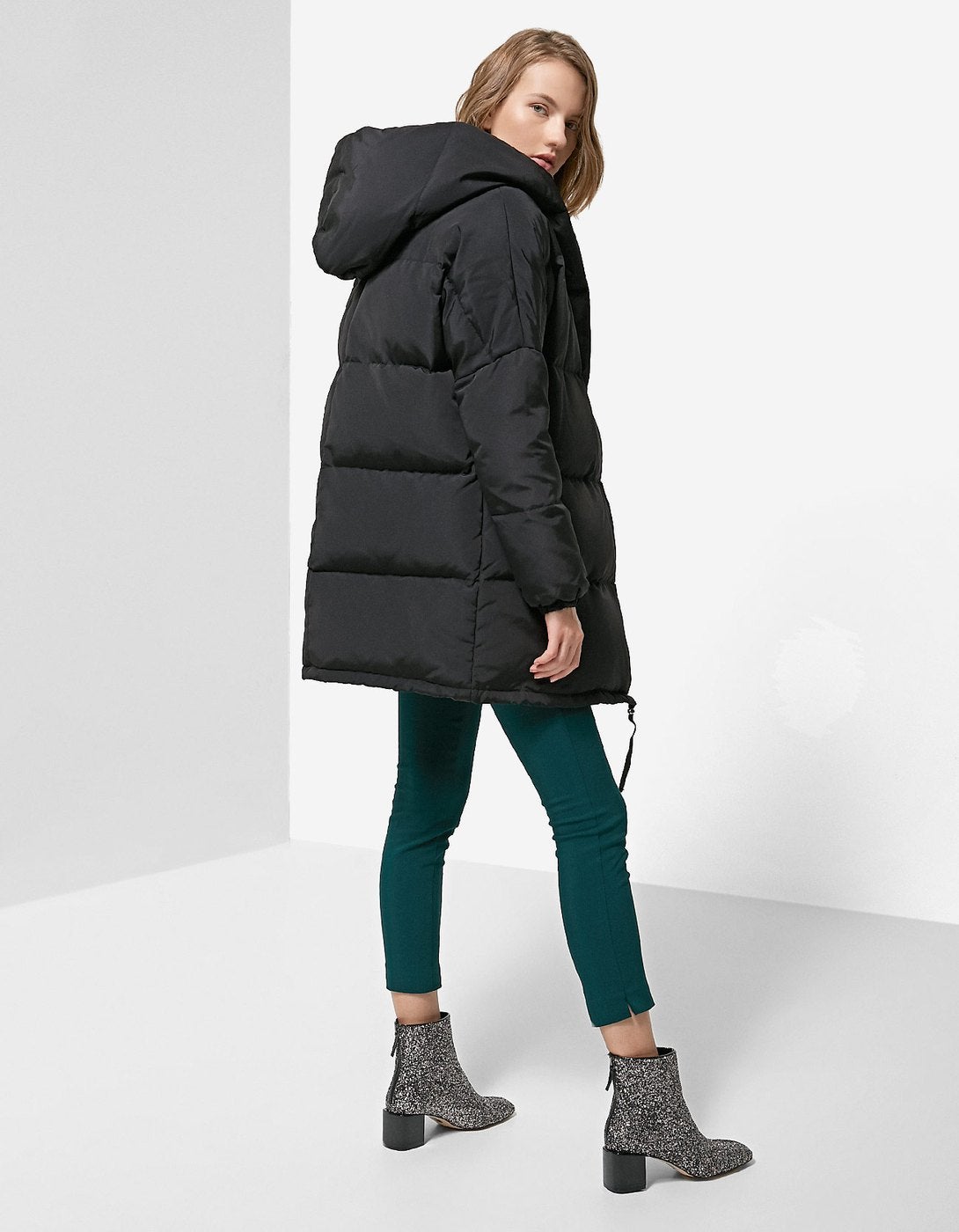 Plumas negro de Stradivarius. Precio: 19,99 euros,