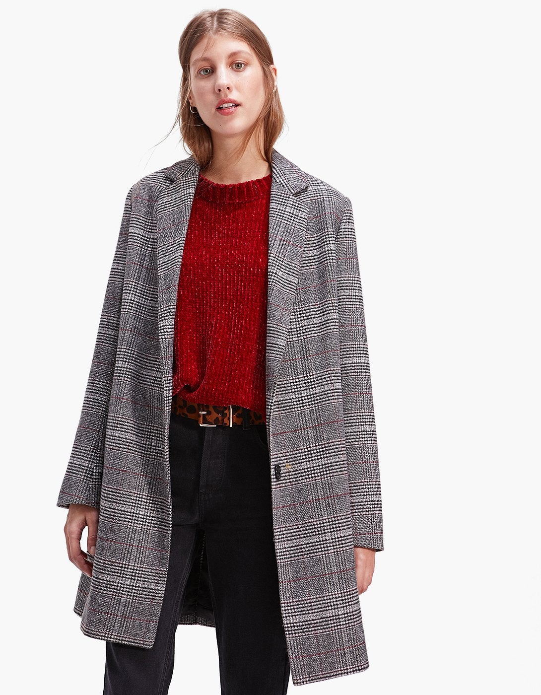 Abrigo de cuadros con detalles en rojo de Stradivarius. Precio: 49,99 euros.