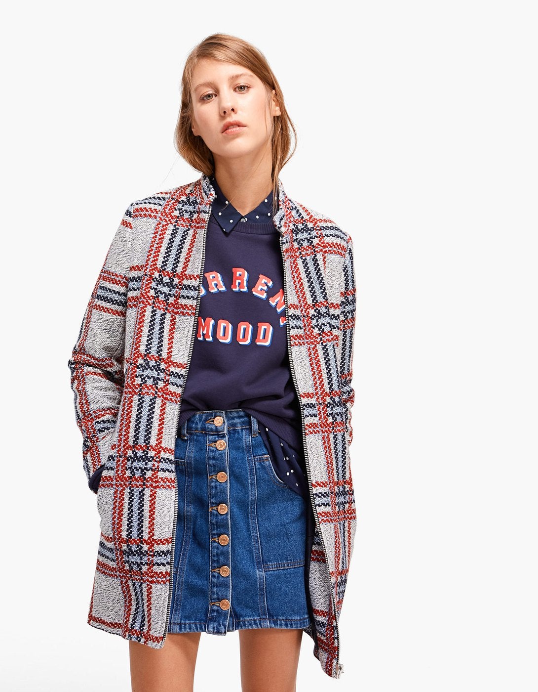 Abrigo de punto de cuadros con cremallera de Stradivarius. Precio: 39,99 euros.