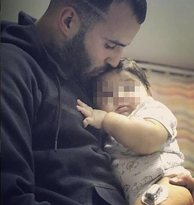 Jesé con su tercer hijo.