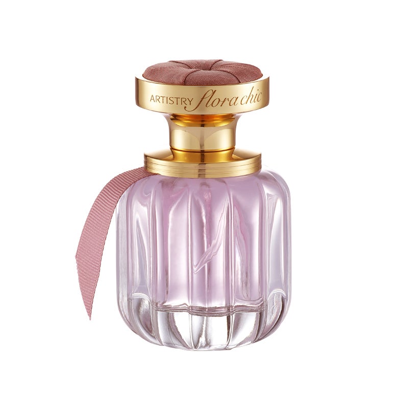 Artistry Flora Chic. Un eau de parfum para mujer con el aroma de la rosa de Bulgaria como protagonista, en un frasco artesanal de vidrio rosa con cinta de seda. (80,50€)