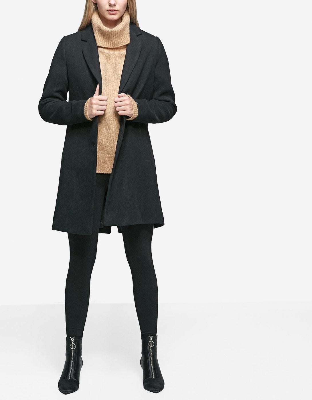 Abrigo clásico negro de Stradivarius. Precio: 49,99 euros.