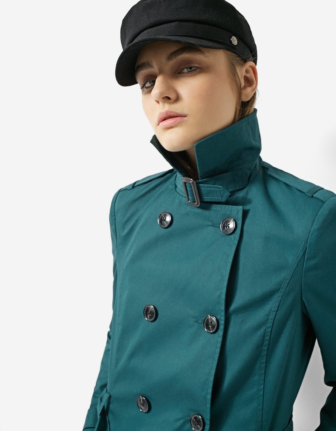 Trench clásico en color verde de Stradivarius. Precio: 15,99 euros.