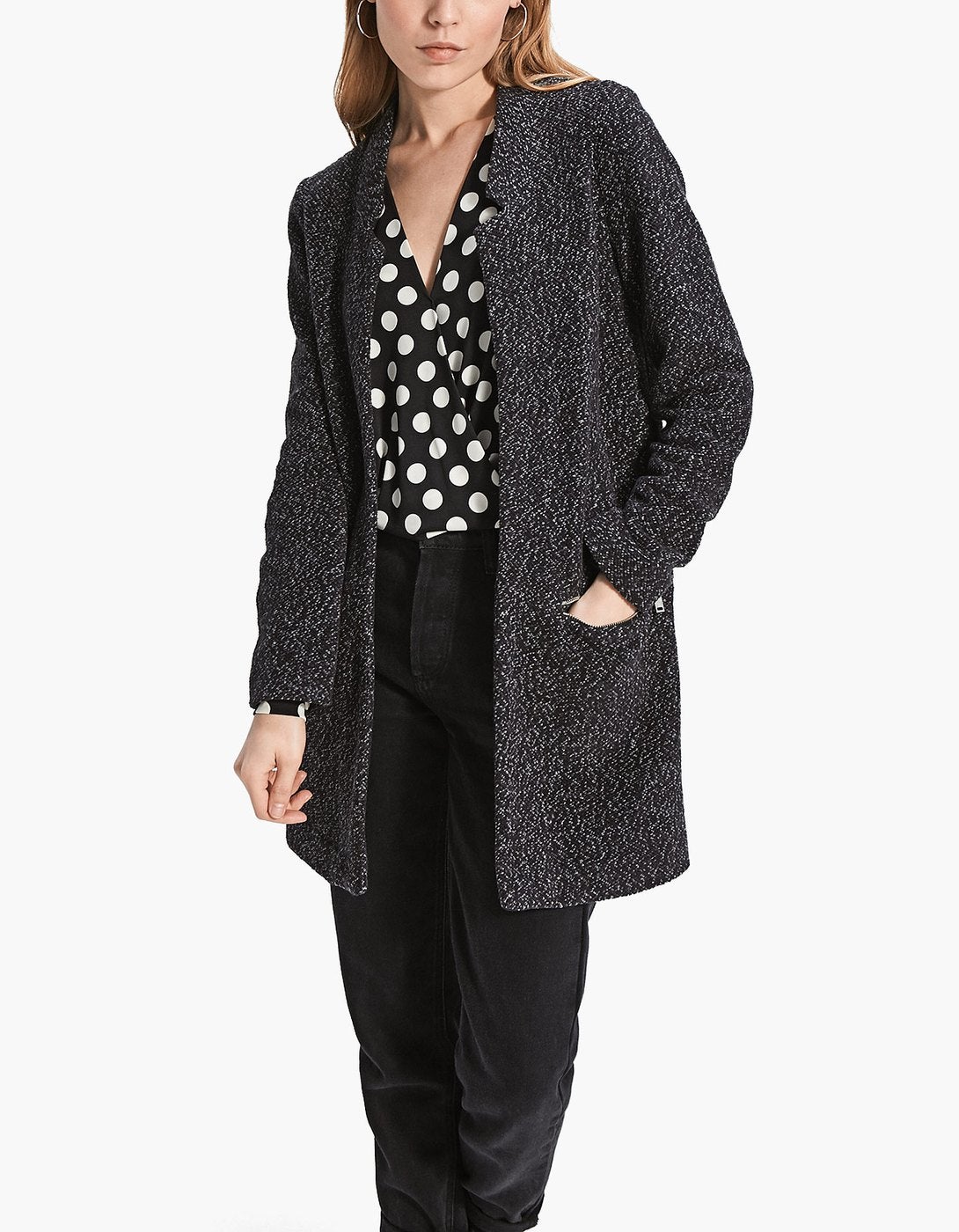 Abrigo de punto gris jaspeado de Stradivarius. Precio: 29,99 euros.