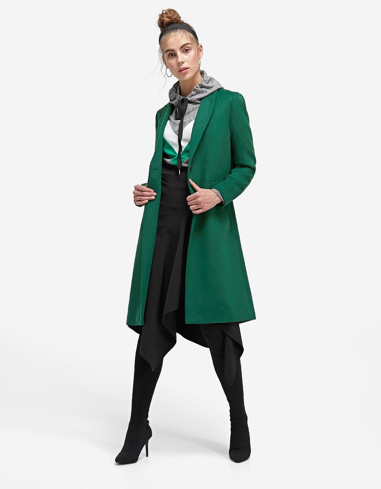 Abrigo largo color verde con doble botonadura de Stradivarius. Precio: 49,99 euros.