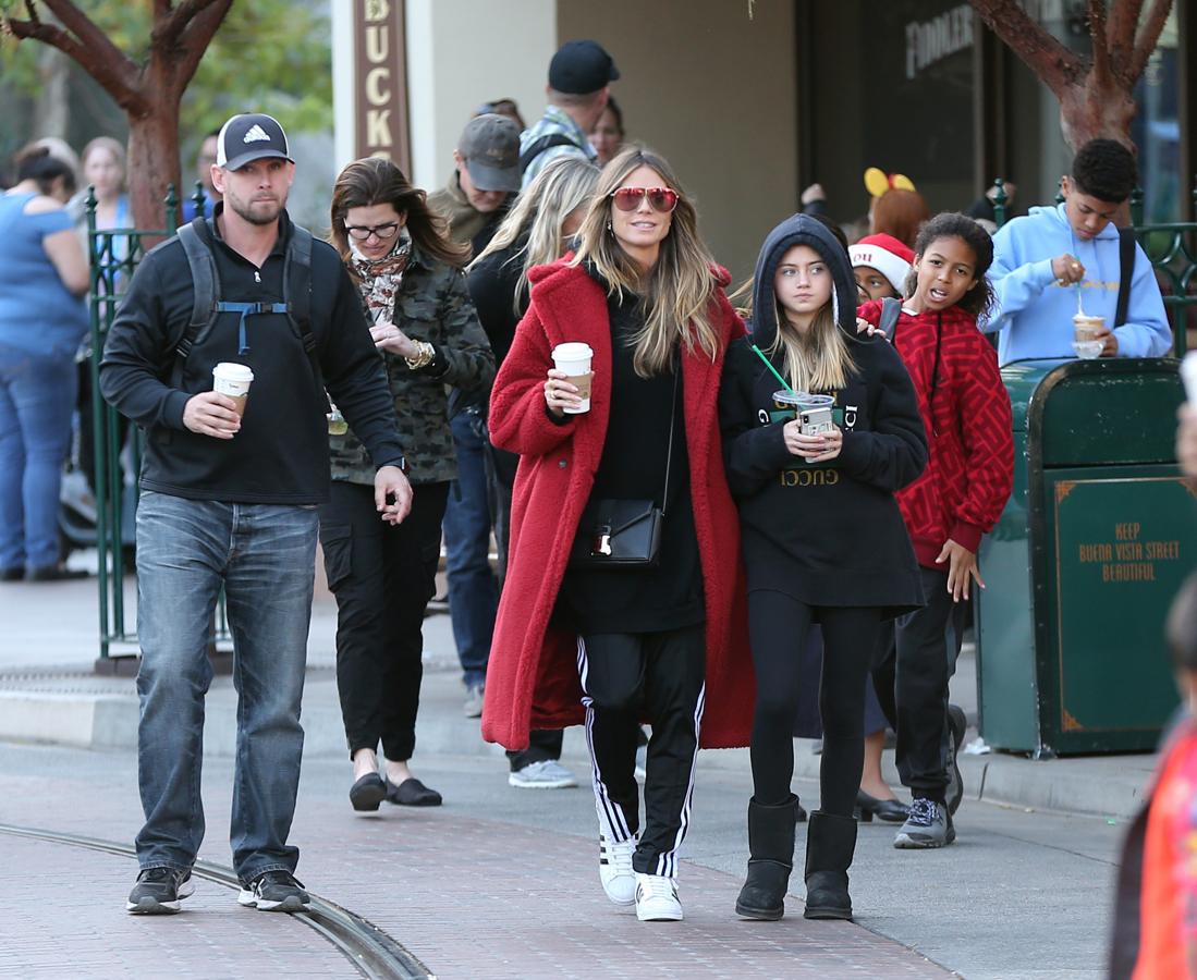 El abrigo 'Teddy' granate de Heidi Klum ha sido uno de los 'must have' de Max Mara en este invierno a pesar de que su precio es de 1.815 euros