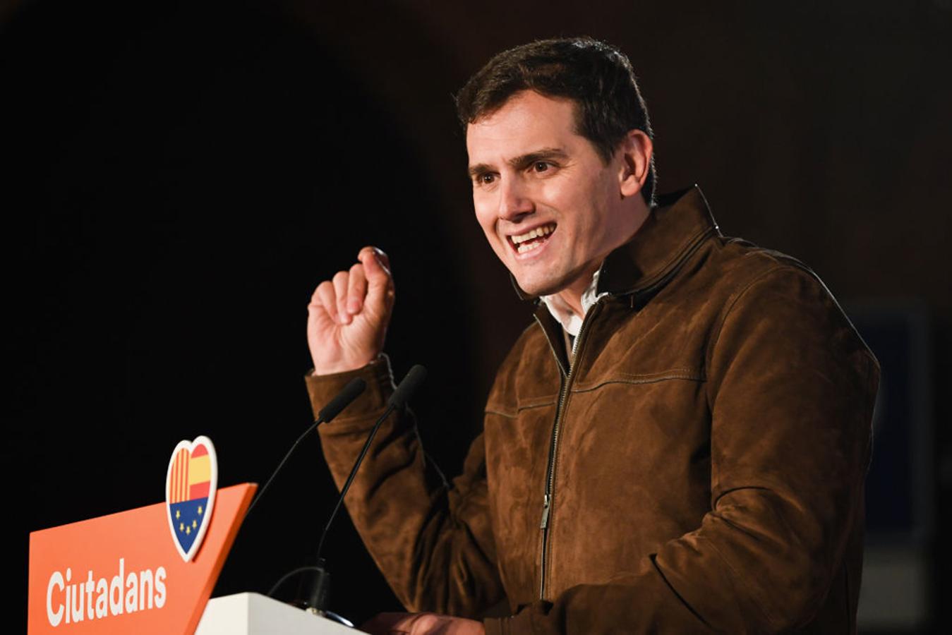 Albert Rivera apareció de repente con más pelo en aquellas zonas que más se clareaban.