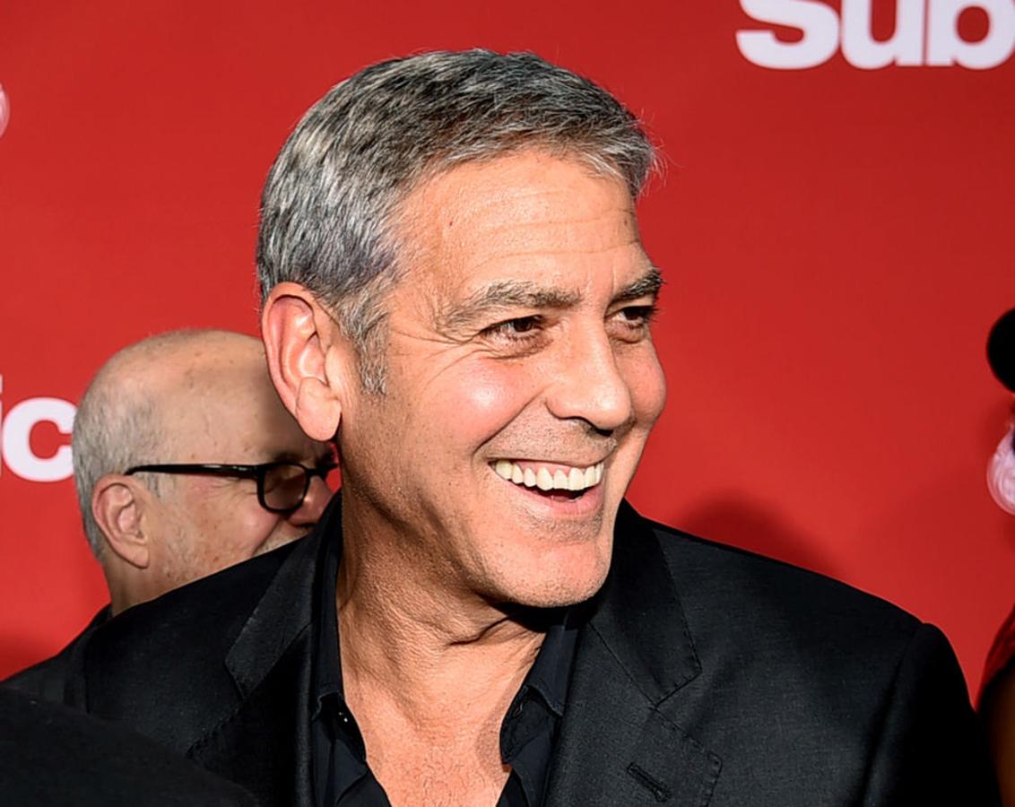George Clooney decido emplear los microinjertos para aumentar el volumen de su pelo y disimular la falta de él en otras zonas.