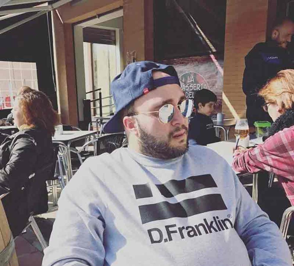 Kiko Rivera en una terraza, disfrutando, el 24 de enero de 2017.