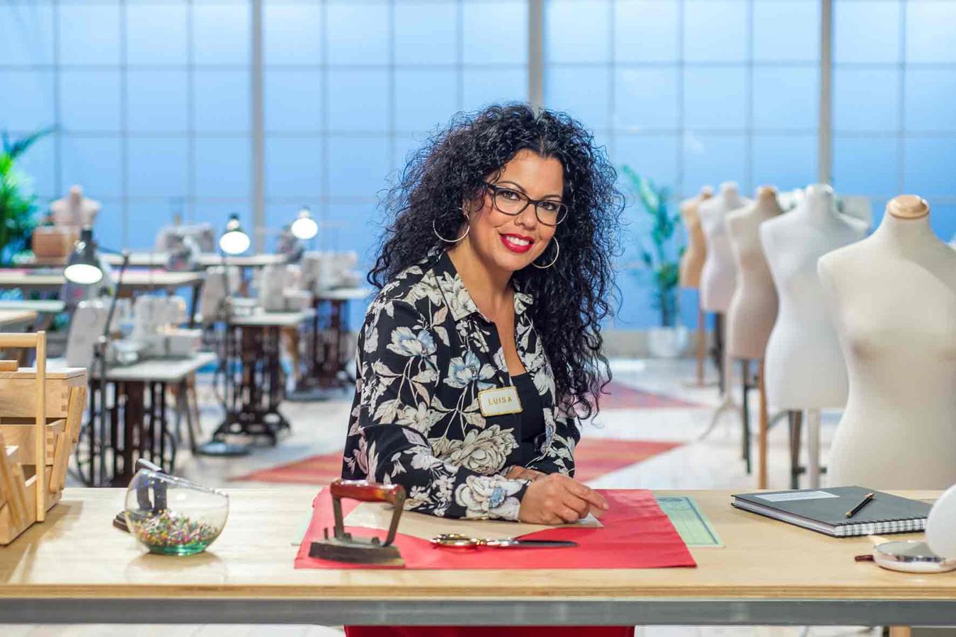 Luisa, ama de casa natural de Jerez de la Frontera, posa en el plató de 'Maestros de la costura', donde luchará por ser la ganadora de la primera edición del 'talent show'.