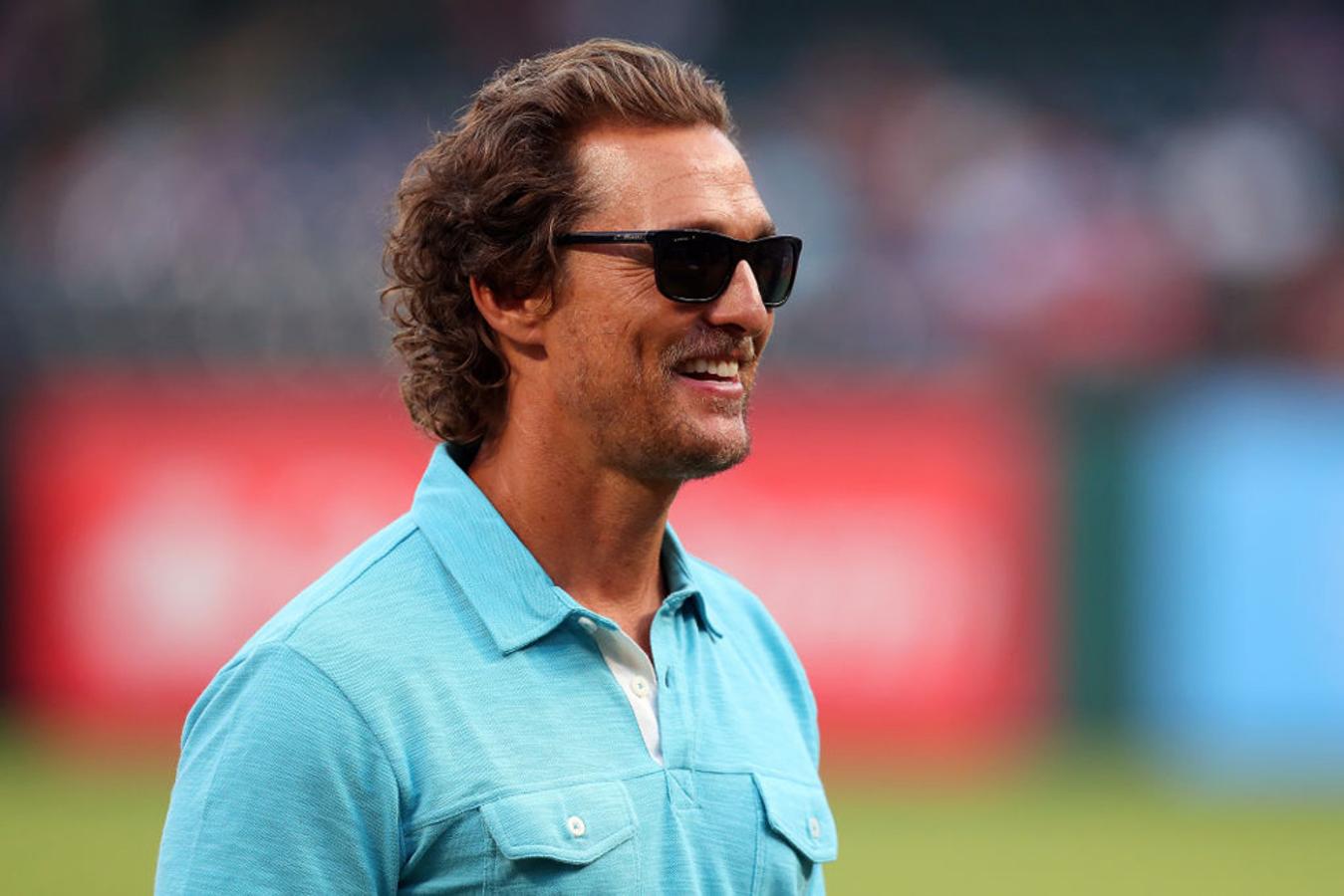 Mathew McConaughey repobló su cabeza con injertos capilares. Gracias a ello luce una gran melena.