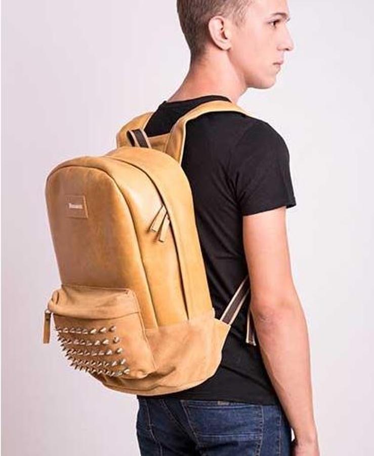 Mochila con tachuelas de Bismarkk. Precio: 180 euros.