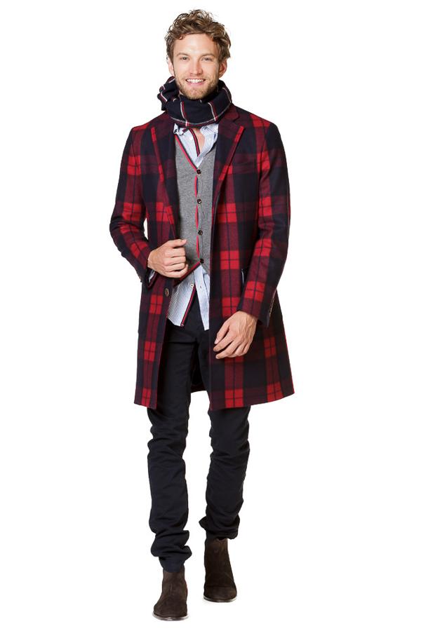 Abrigo con estampado tartán de El Ganso. Precio: 97 euros