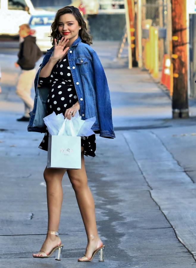 Sandalias de PVC, vestido de lunares y cazadora vaquera, Miranda Kerr tiene ya el look definitivo para la primeravera. Y nos encanta cómo le sienta.