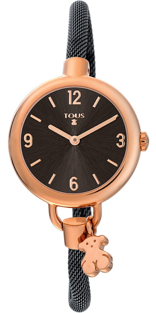 Con la pulsera en forma de cordón metálico, de Tous.