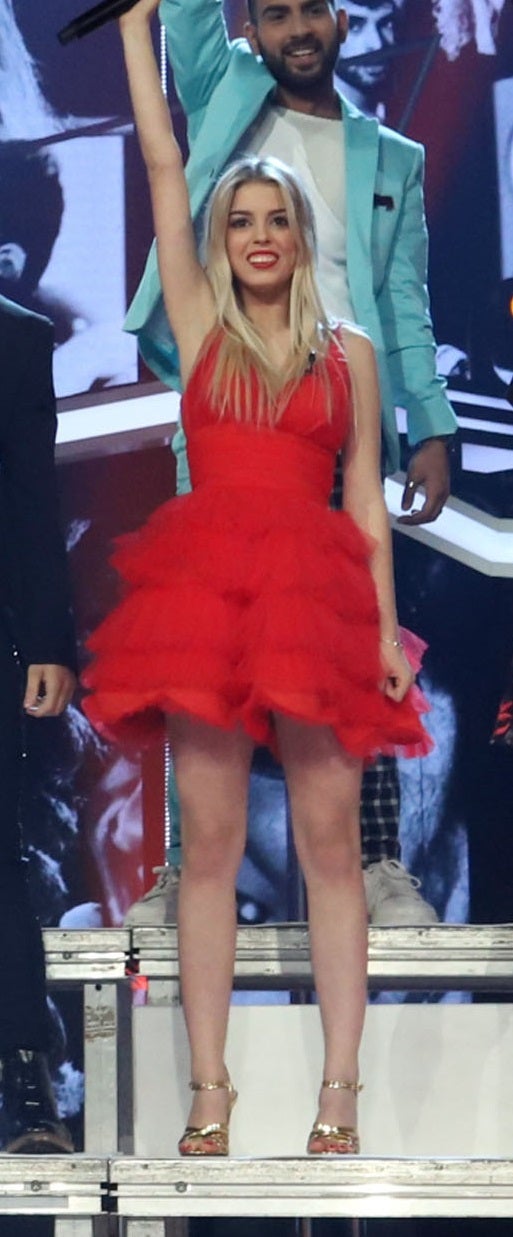 Nerea, concursante de Operación Triunfo, en la gala de Navidad con vestido de tul de Denny Rose. Cuesta 227 euros.