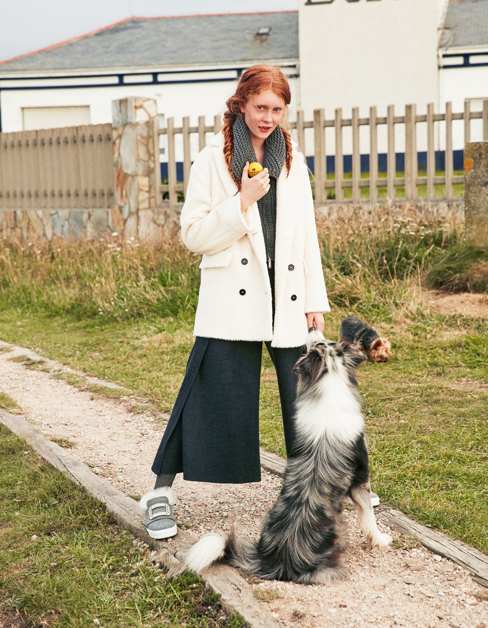 Debajo de un chaquetón de Marella, chaleco de Dsquared2.Pantalón de Emporio Armani, zapatillas de Roger Vivier y calcetines de Calzedonia.
