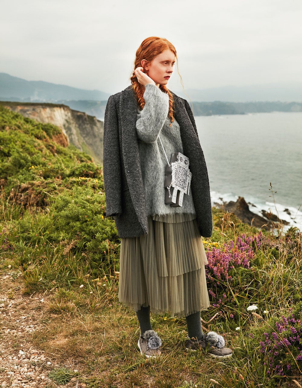 Jersey de Mango con falda de tul, de Brunello Cucinelli. Encima, chaquetón de Bershka. Bolso de Zara, medias de Calzedonia y zapatillas de Mephisto.