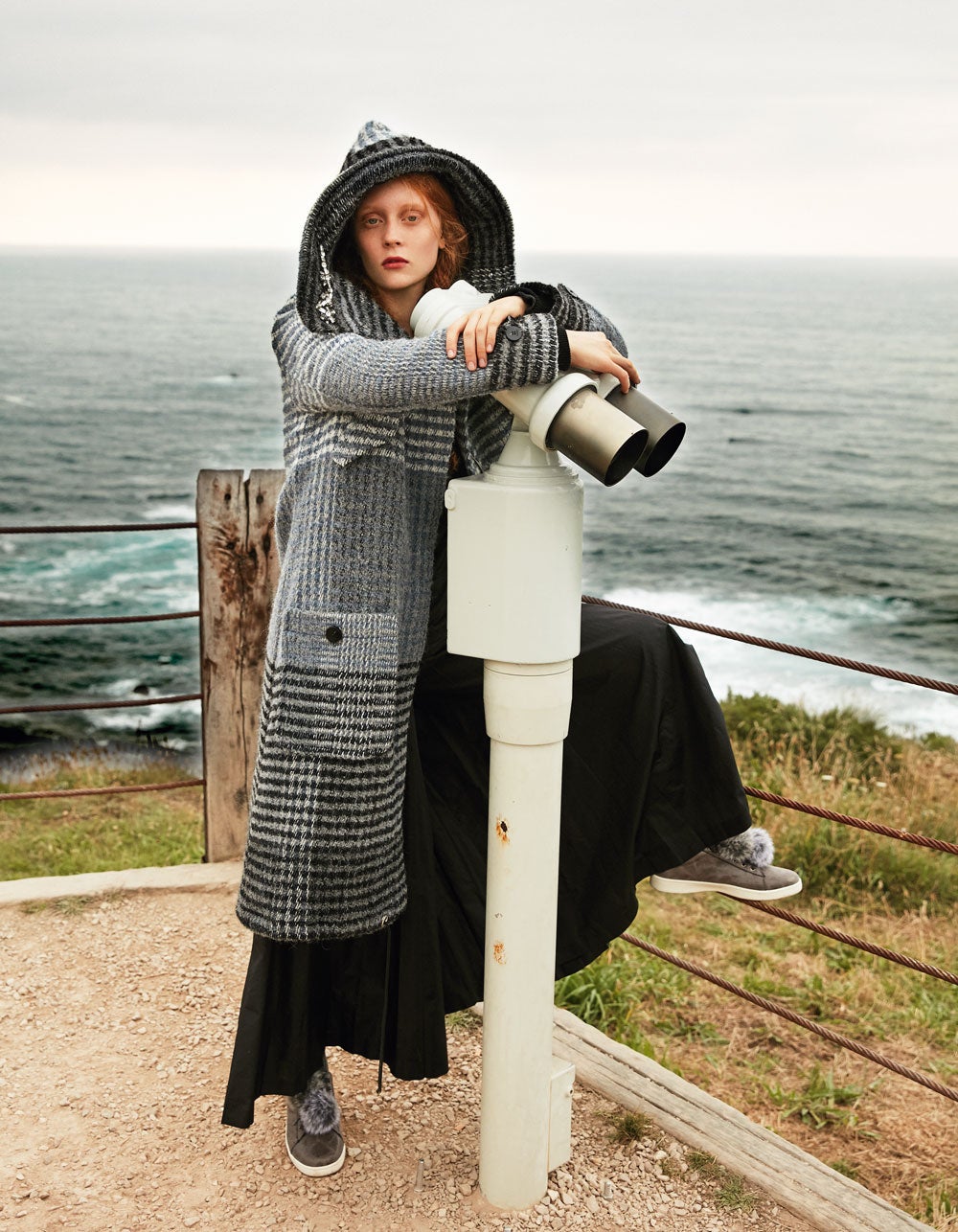 Abrigo de cuadros con capucha, de Twin Set. Pantalón de Dior y zapatillas de Mephisto.