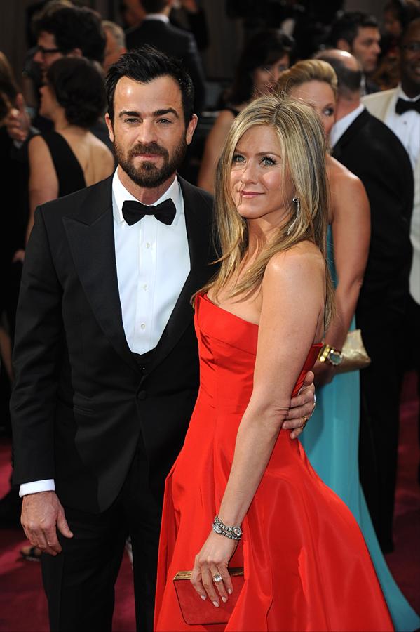 La actriz junto a Justin Theroux, su actual pareja. El vestido de Jennifer no nos puede gustar más...