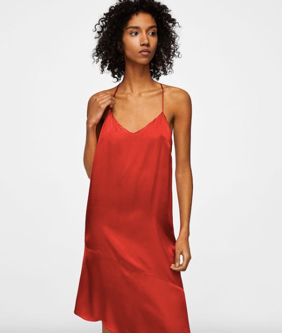 Vestido asimétrico satinado de Mango: 49,99 euros.