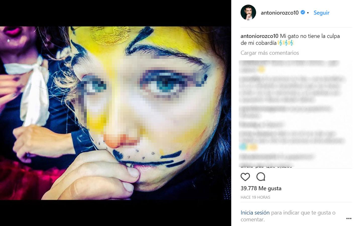 Antonio Orozco también disfrutó del carnaval junto a su hijo, al que disfrazó de gato.