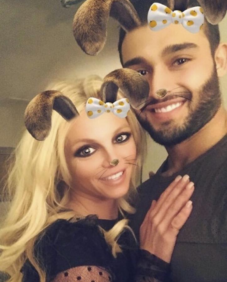 Britney Spears está completamente enamorada de su nueva pareja y así nos lo hace saber siempre que tiene ocasión.