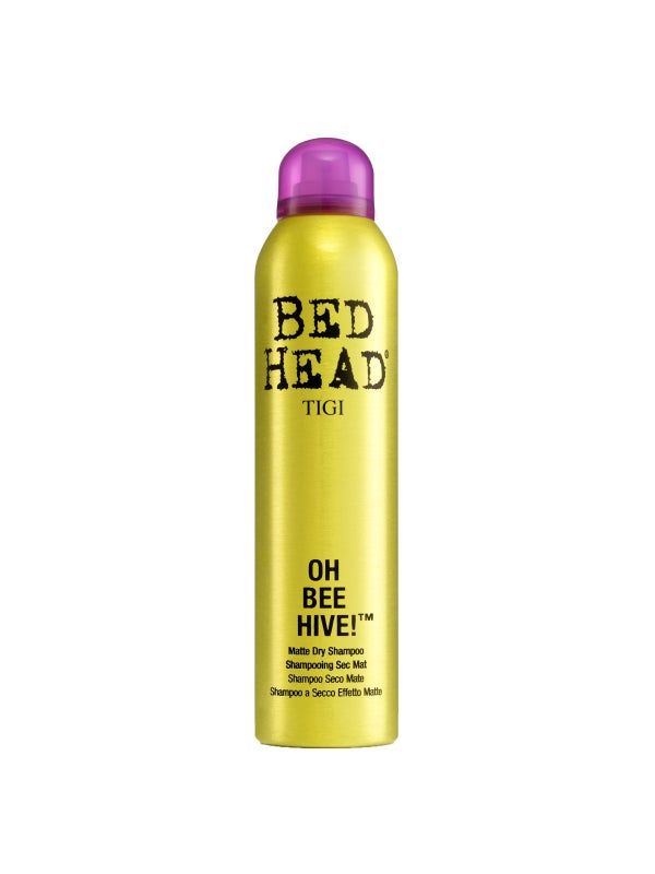 Champú en seco Tigi Bed Head-Oh Be Hive. Es un polvo súper fino que absorbe el exceso de grasa para dar una sensación más limpia y fresca. (12,45€, lookfantastic.es)