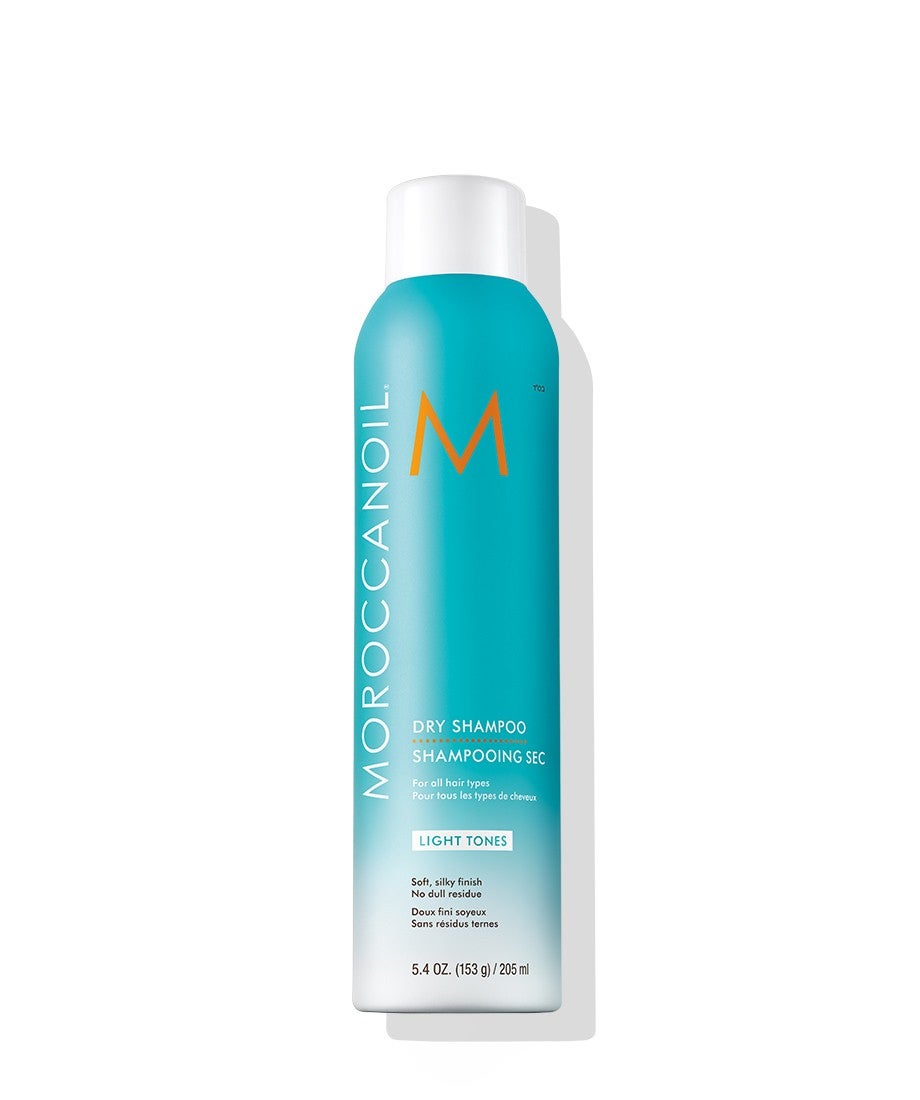 Champú en seco de Moroccanoil. Dos fórmulas, para tonos claros y oscuros. La fórmula, además de limpiar, al estar impregnada con aceite de argán, protege de los rayos UV.