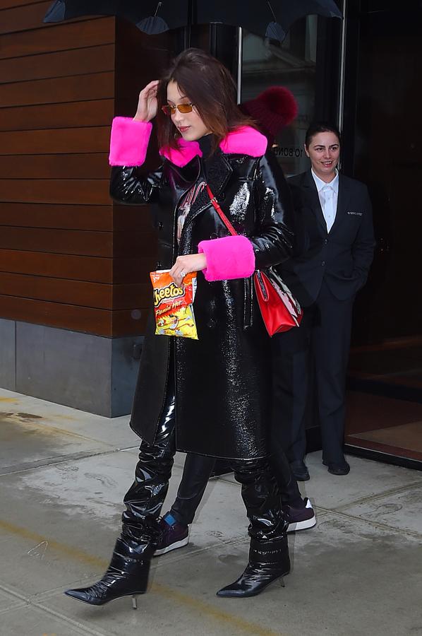 El vinilo se adoderó del look de Bella Hadid con abrigo con pelo fucsia en las mangas y solapa y botas acolchadas de Ballin