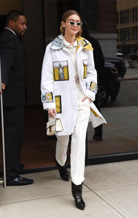 La Semana de la Moda de Nueva York nos regala looks elegantísimos y otros más excéntricos, como este dos piezas 'arty' de Gigi Hadid que firma Jeremy Scott.