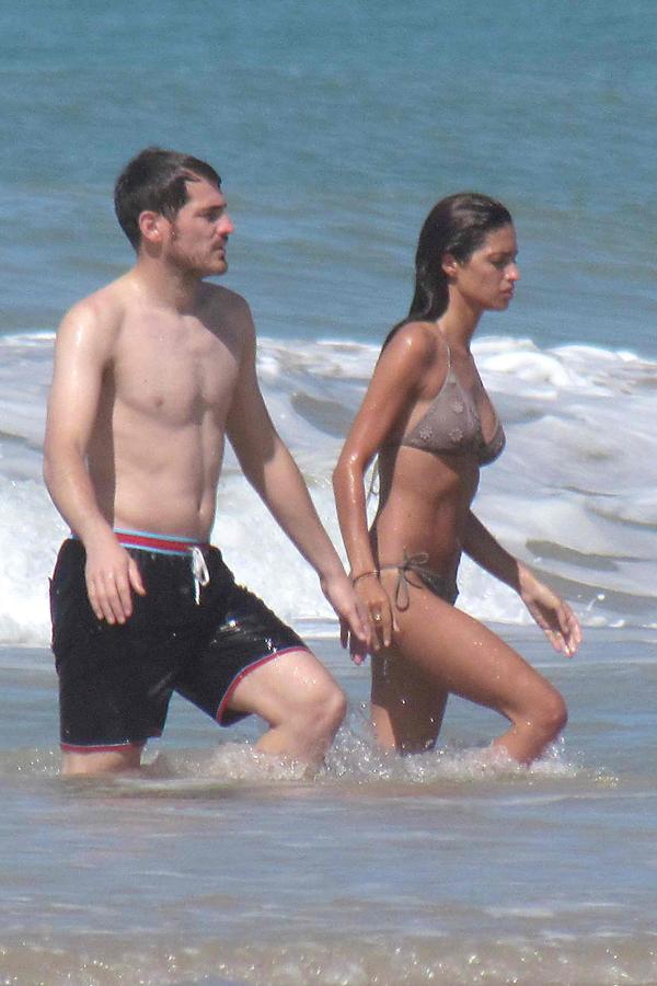 Iker Casilla y sara Carbonero saliendo del mar de la mano durante un viaje a Brasil, en verano de 2011.