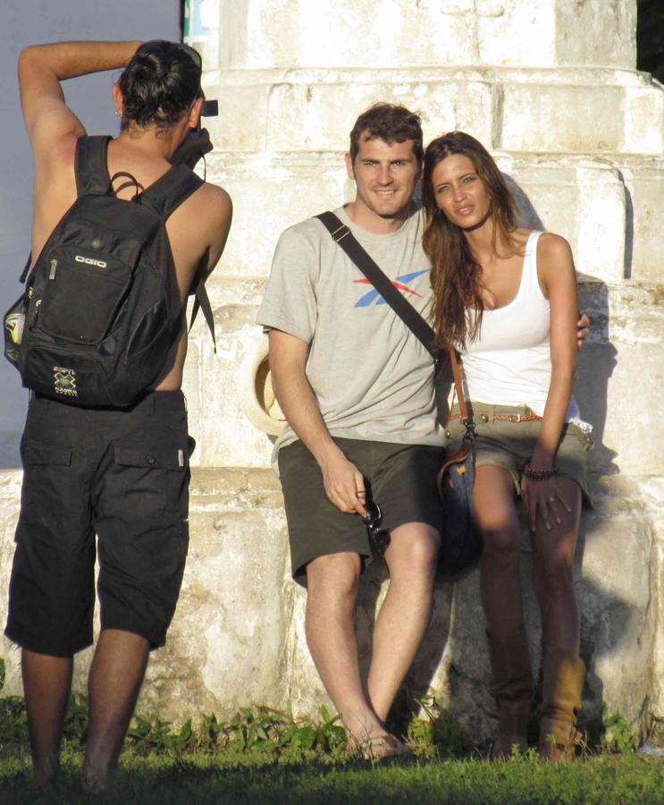 Un transúnte toma una foto a Iker Casillas y Sara Carbonero durante un viaje a Brasil en verano de 2011.