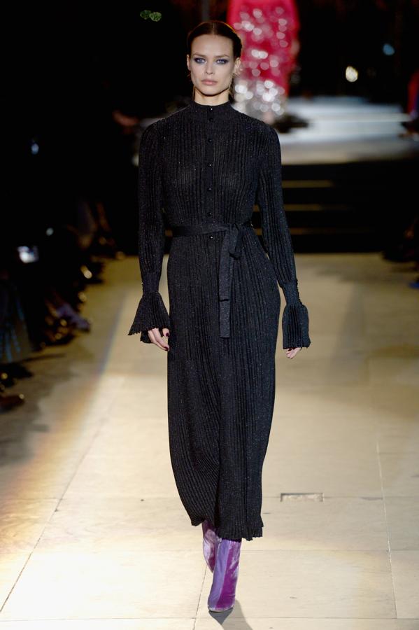 La sencillez es la mejor aliada de la elegancia, y este impresionante vestido de canalé y lúrex en negro es el mejor ejemplo.